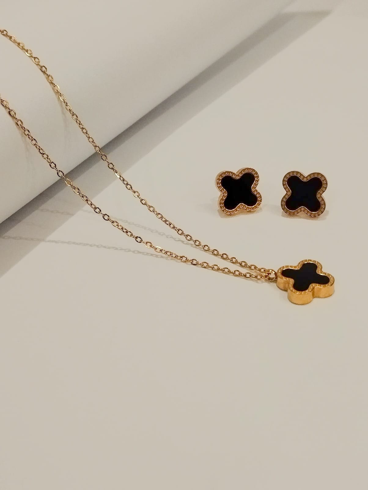 Four Leaf Clover Pendant With Ear Studs
